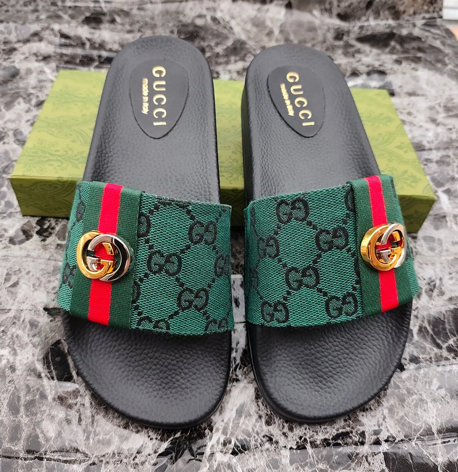 👟👟Ex-factory price 260👟👟 (available all year round), same style for men and women, size 35--48. Couple style🎗Louis Vuitton "LV" slippers, a much-anticipated one, so beautiful that it will melt your hearts❤! It is simply a masterpiece of extraordinary craftsmanship. It is a must-have for everyone. It is made by open mold. It feels Q-bounce and super soft on the feet. It is super delicate on the feet. It is an exclusive model. There are many layouts, so there is always one you like🎉🎉